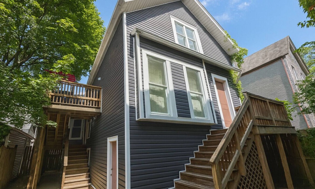Lakeview Apartment | Cozy 2-Bedroom Apartment | Close to Wrigley