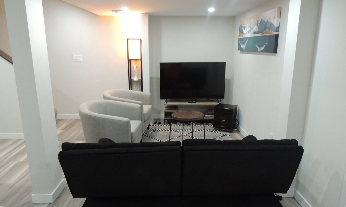 Winnipeg House | Cozy 2-Bedroom basement Suite with Private entrance South Winnipeg.
