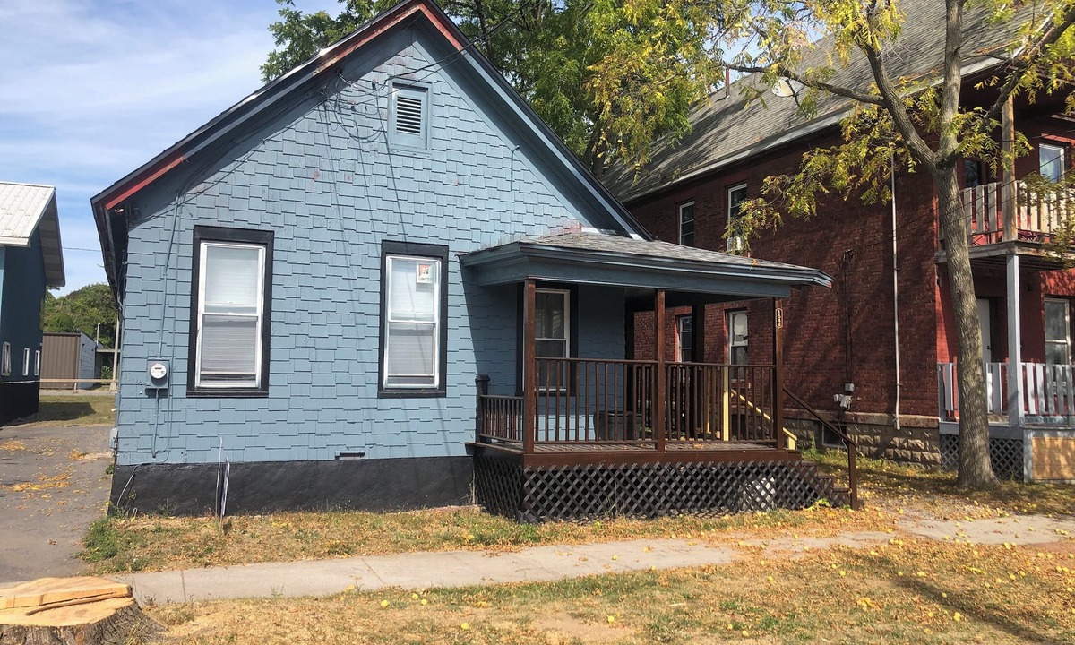 Utica House | Cozy 2-bedroom bungalow in peaceful Utica with AC