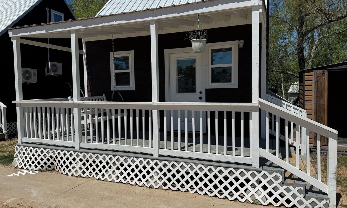Alvin Cabin | Cozy 2-bedroom cabin in lovely Alvin with WiFi, AC