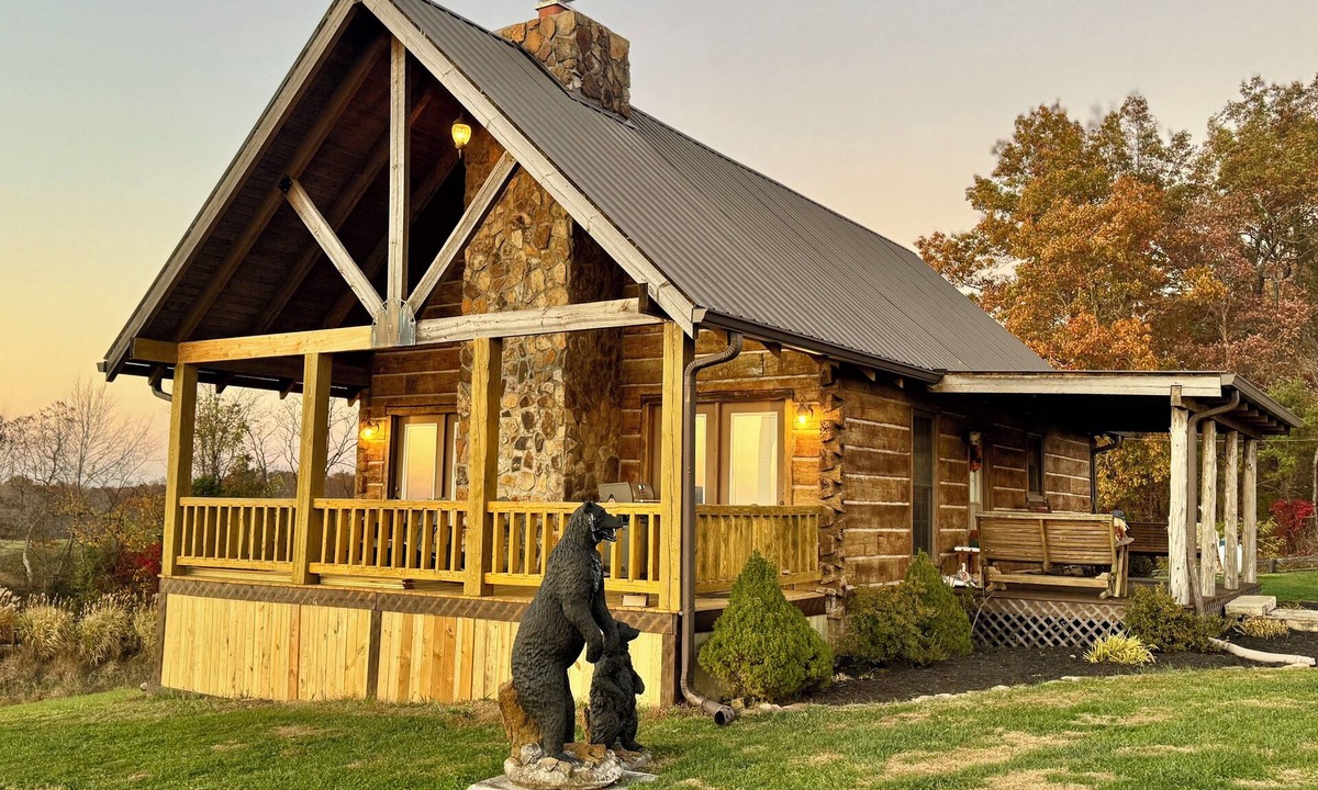 Dabolt Cabin | Cozy 2-bedroom cabin minutes from London, Ky and I75. Sleeps 6 with Koi pond.