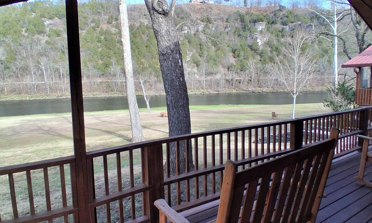 Flippin Cabin | Cozy 2-bedroom cabin on the beautiful White River!