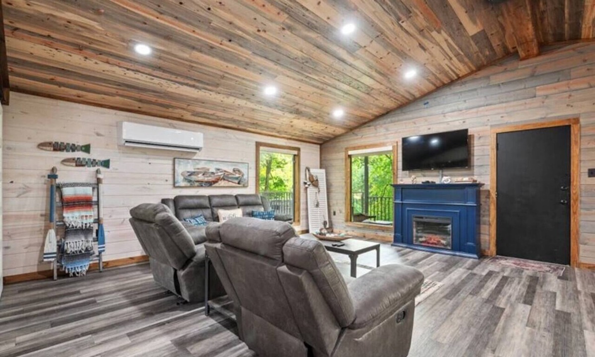 Golden Cabin | Cozy 2-bedroom cabin on beautiful Glover River in Broken Bow.