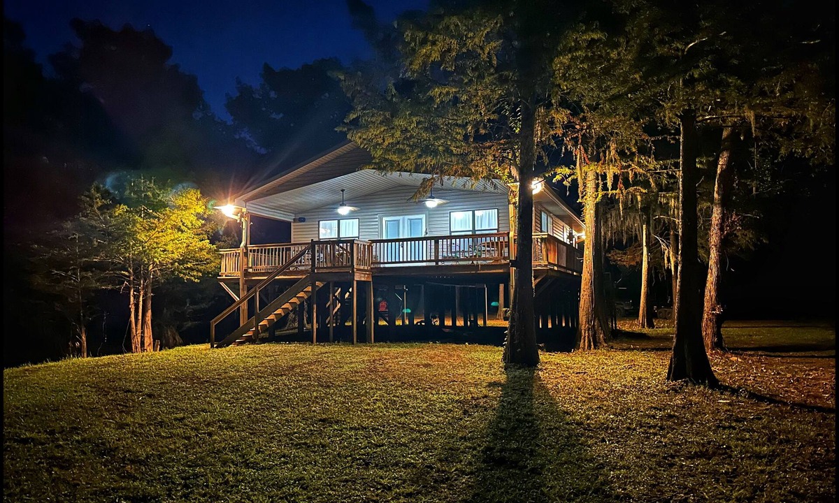 Doyline Cabin | Cozy 2-bedroom cabin with WiFi, AC in tranquil Doyline