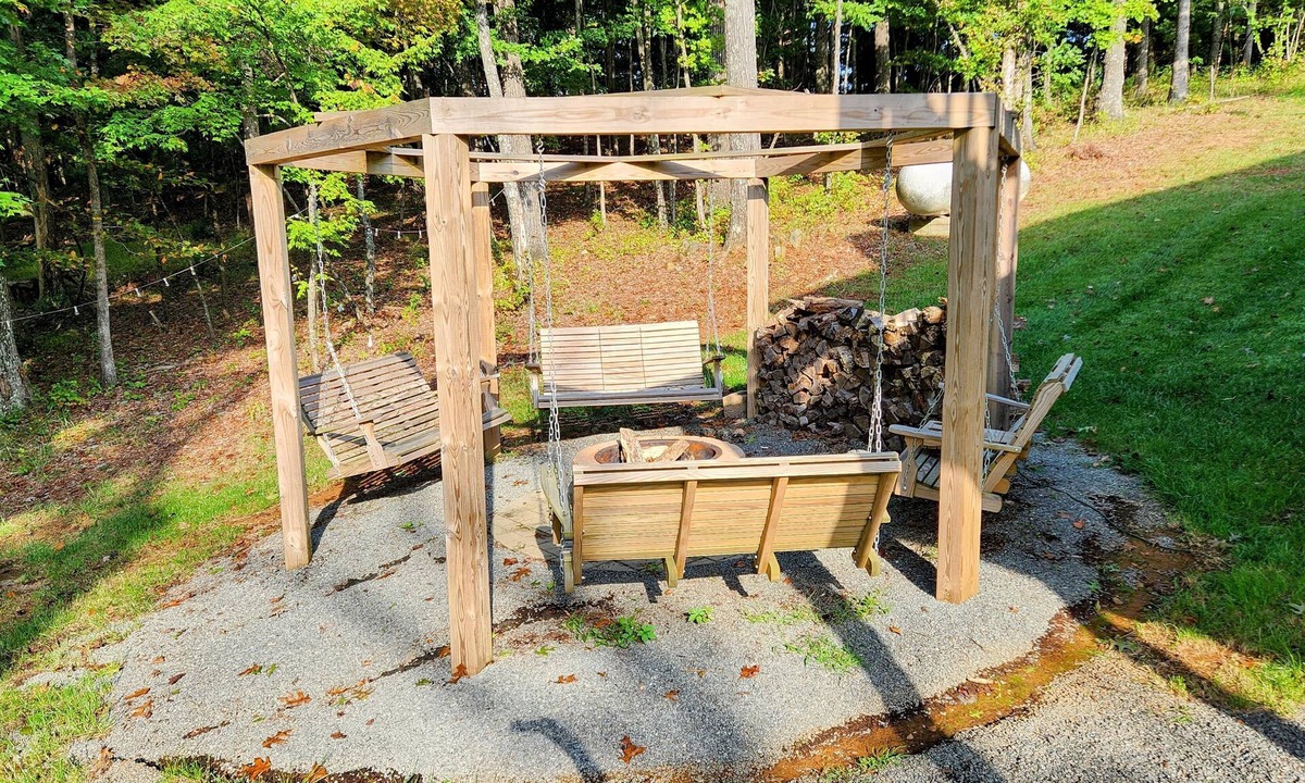 Old Town Cabin | Cozy 2-bedroom cabin with lots of room, AC and WiFi near the Blue Ridge Parkway.