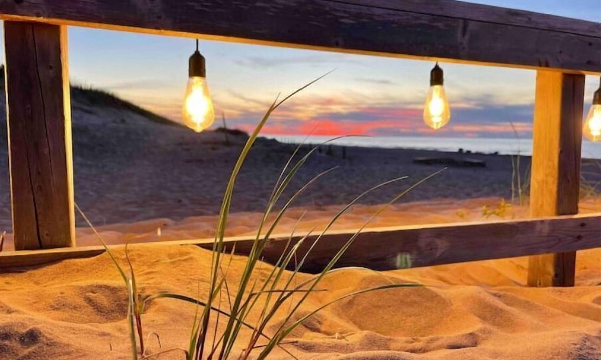Wasaga Beach House | Cozy 2 Bedroom Cottage - Steps to quiet beach, ice cream, mini putt, casino