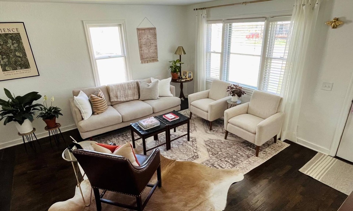 Lee's Summit Cottage | Cozy 2-bedroom cottage in beautiful Lee's Summit. Easy walking to downtown!