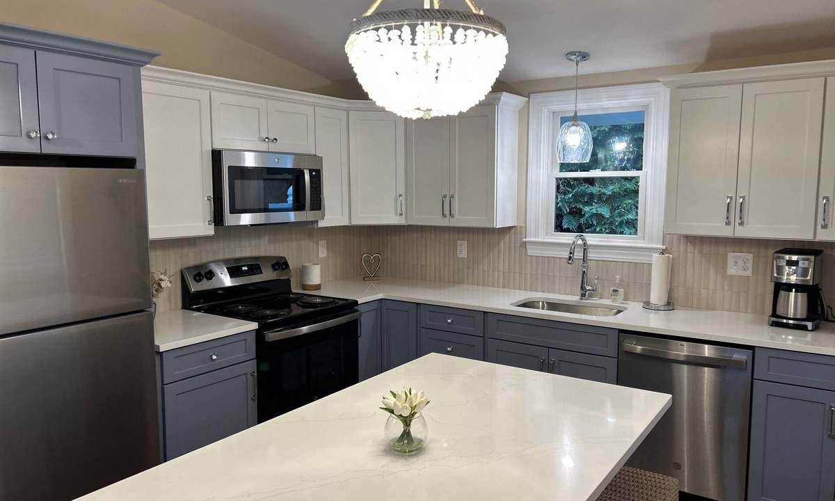 Jamestown Shores Cottage | Cozy 2-bedroom cottage in tranquil Jamestown with AC
