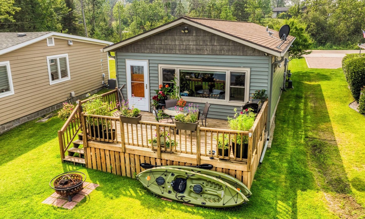 Bemidji Cottage | Cozy 2-bedroom cottage on Lake Bemidji with AC