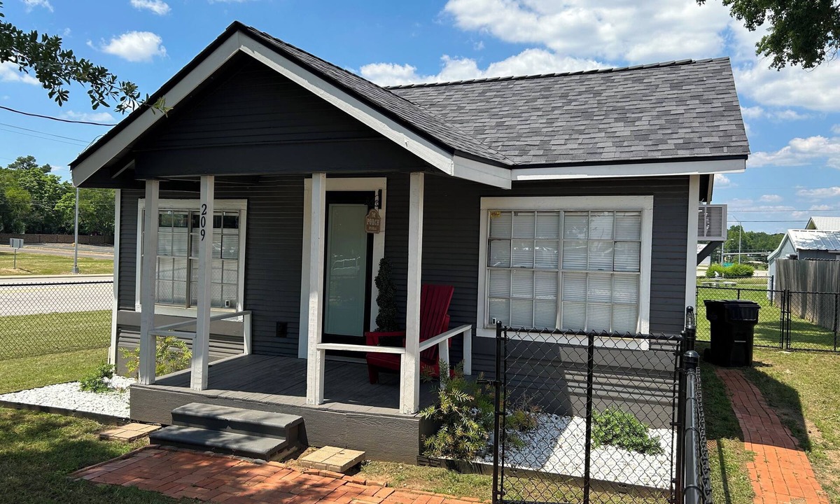 Longview Cottage | Cozy 2-bedroom cottage in tranquil Longview with fenced yard and many amenities.