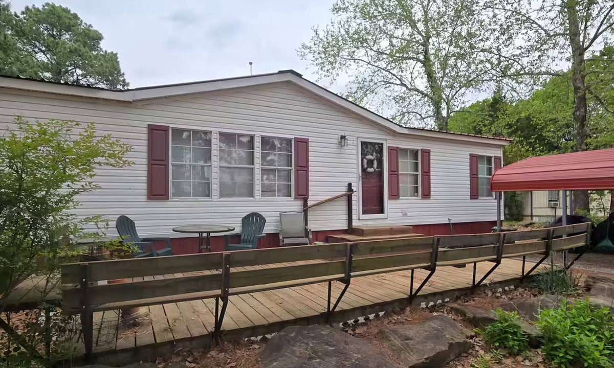Longtown House | Cozy 2-bedroom furnished house in peaceful Eufaula, near boat ramps, fishing +
