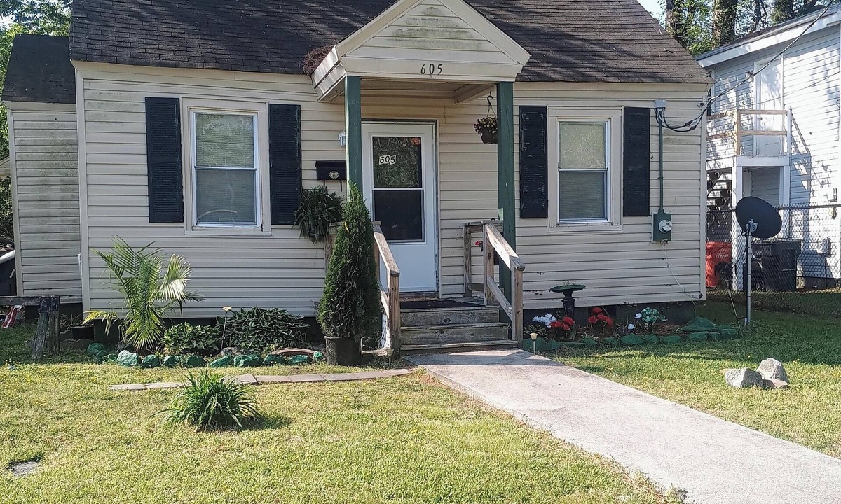 Elizabeth City House | Cozy 2-bedroom house in tranquil Elizabeth City with AC. Kick back with us.
