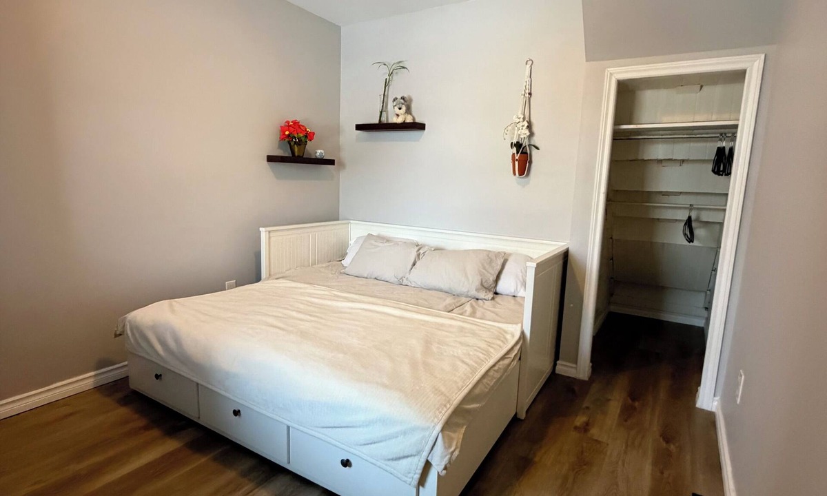 Thunder Bay House | Cozy 2 bedroom house.Walking distance from Friendship Gardens.