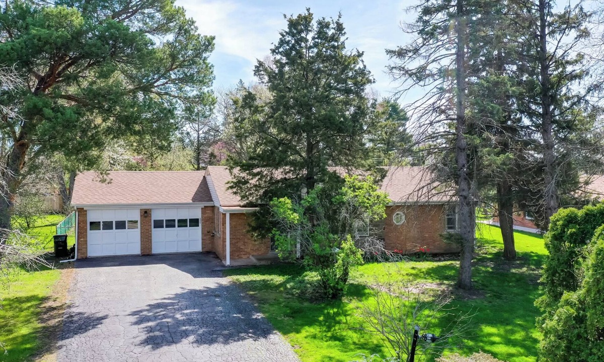 Niles House | Cozy 2-bedroom house in beautiful Des Plaines with AC