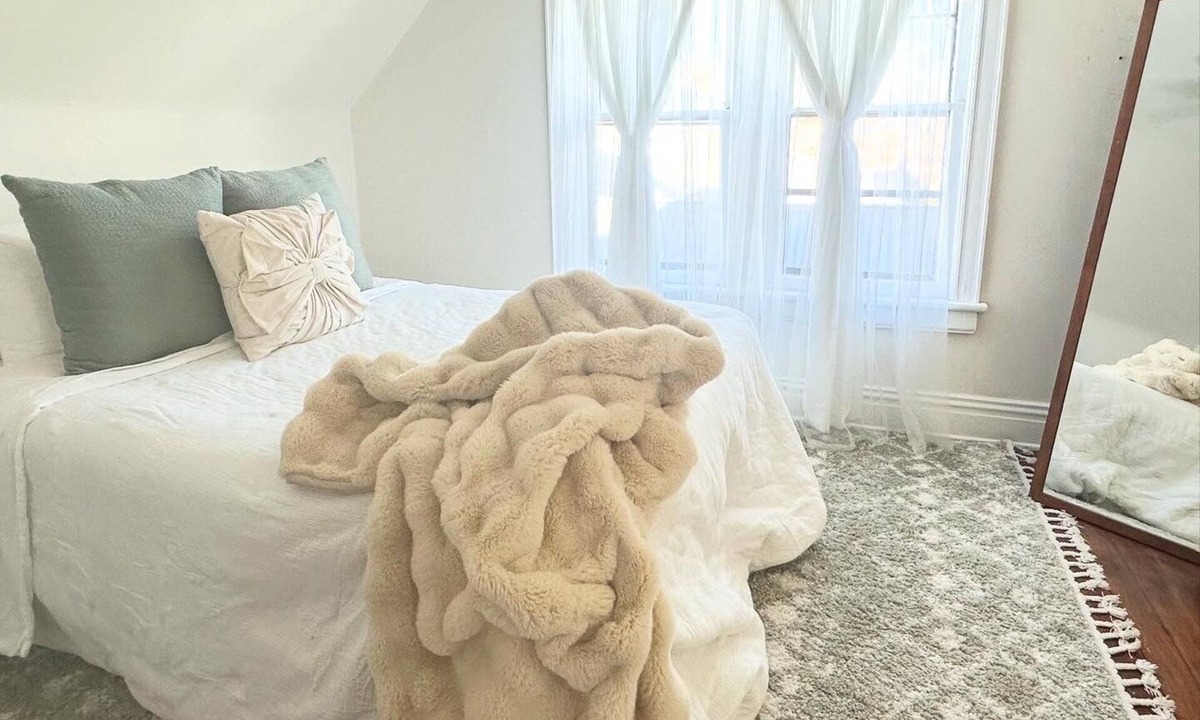 Westport House | Cozy 2-bedroom house in Kansas City- Walk to Westport and Plaza