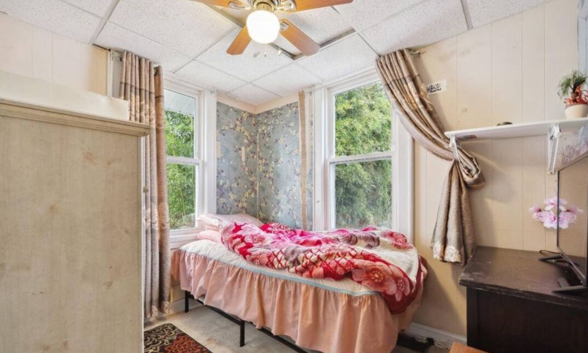 Hopelawn House | Cozy 2-bedroom house in tranquil Edison with AC