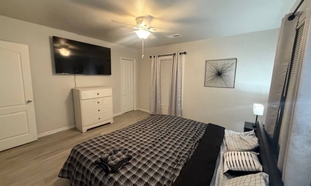 Groves House | Cozy 2-bedroom house in charming Groves with AC