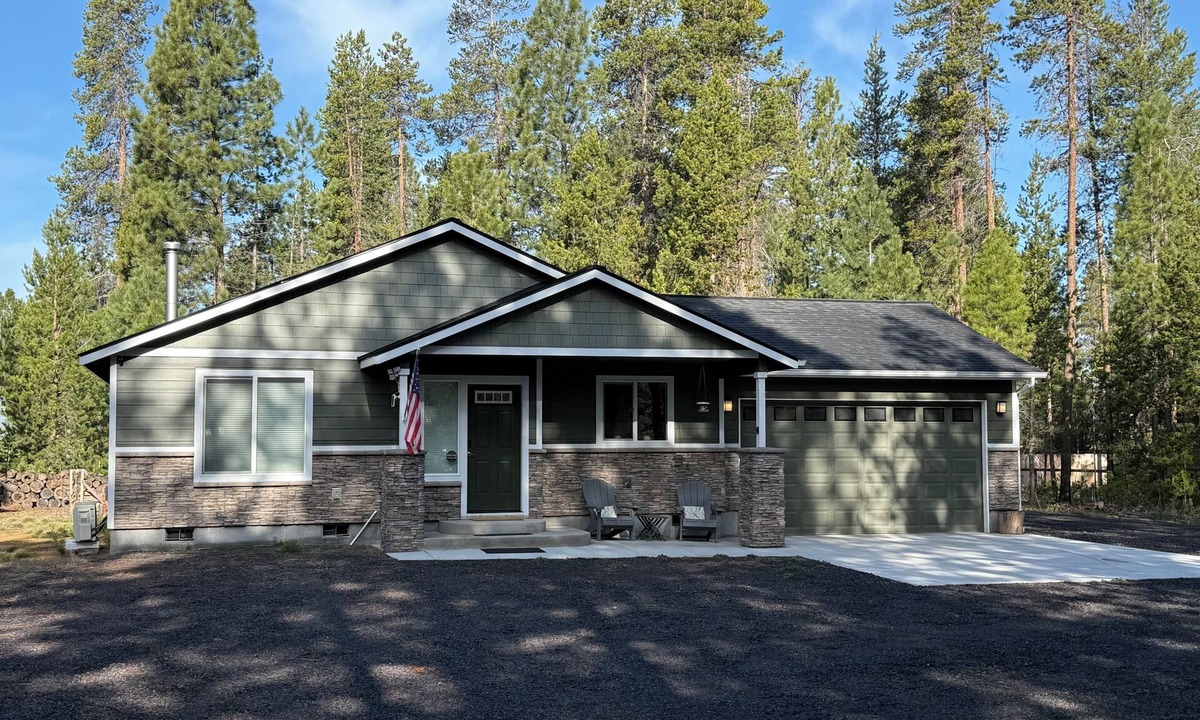 La Pine House | Cozy 2-bedroom house in serene La Pine with AC