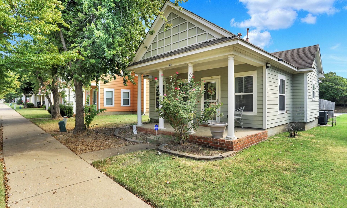 Uptown House | Cozy 2-bedroom house in lively Memphis- Ride the Main St Trolley