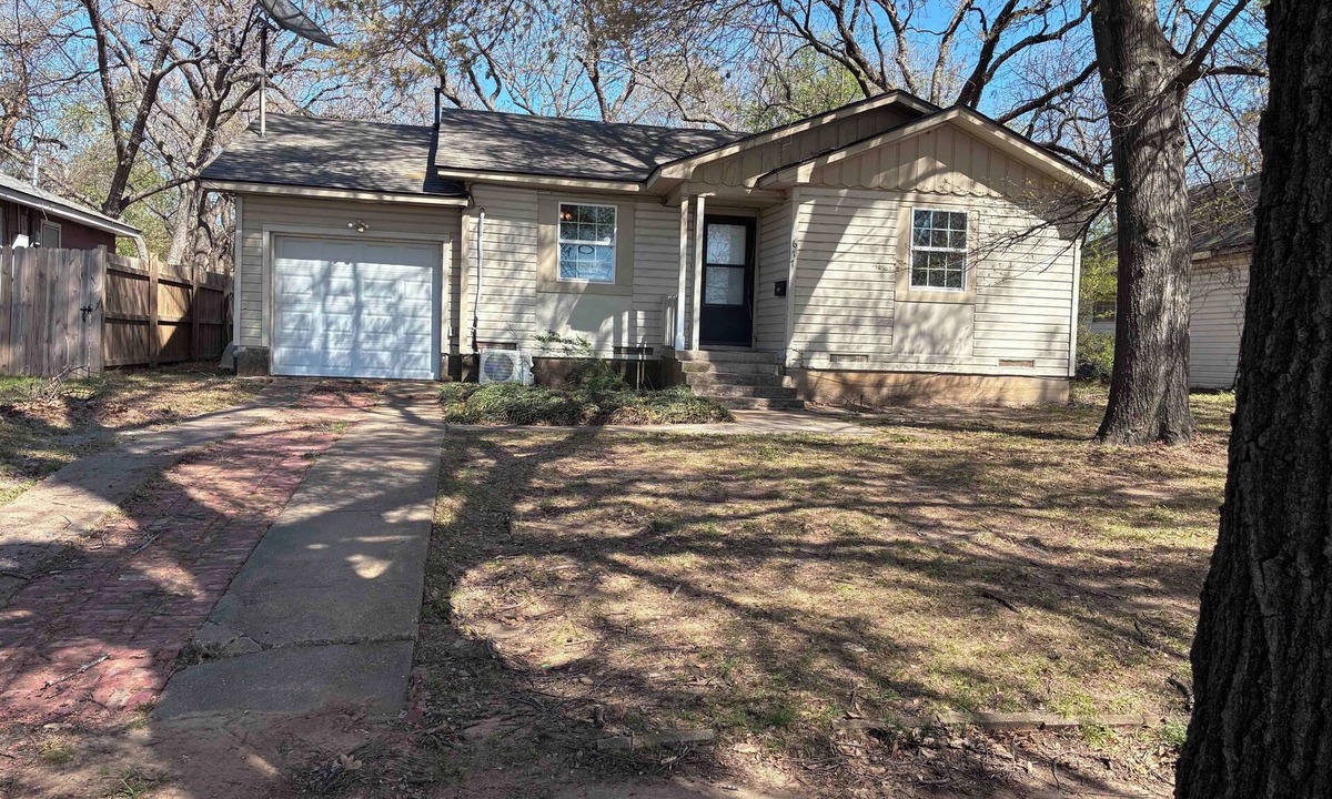 Sherman House | Cozy 2-bedroom house in delightful Sherman with AC