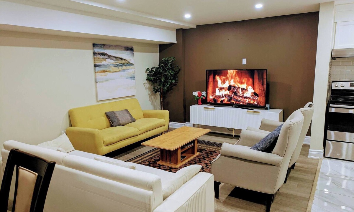 Brampton House | Cozy 2-bedroom House Rental in Brampton's Mount Pleasant