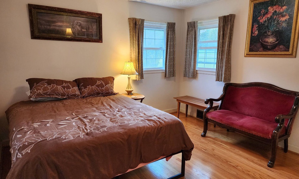 Peters Creek House | Cozy 2 bedroom house with Fiber Optic WiFi