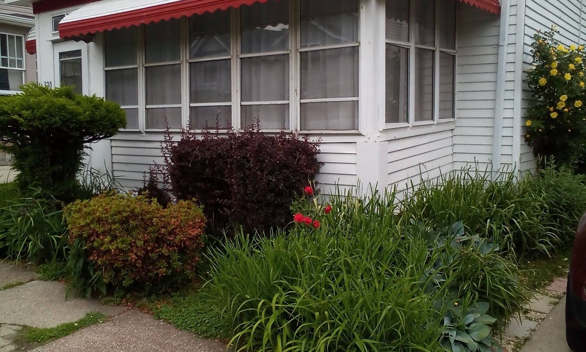 Erie House | Cozy 2-bedroom house with AC/summer in Erie. Back street promenade overlooks bay