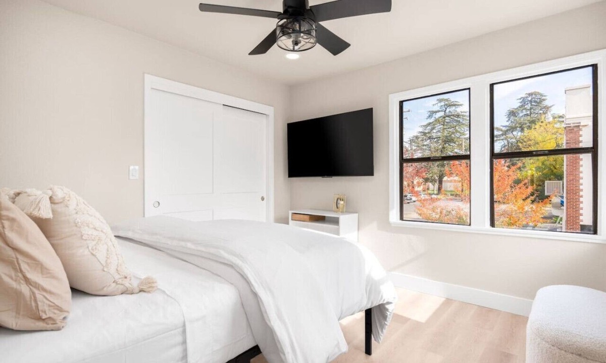 Lodi House | Cozy 2 Bedroom l Downtown Lodi l Modern