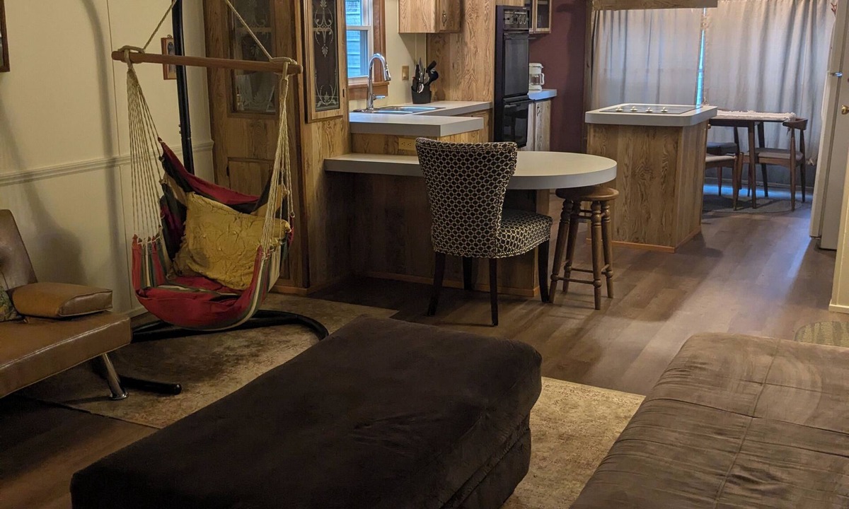 Sharpsburg House | Cozy 2-bedroom lakeside home!