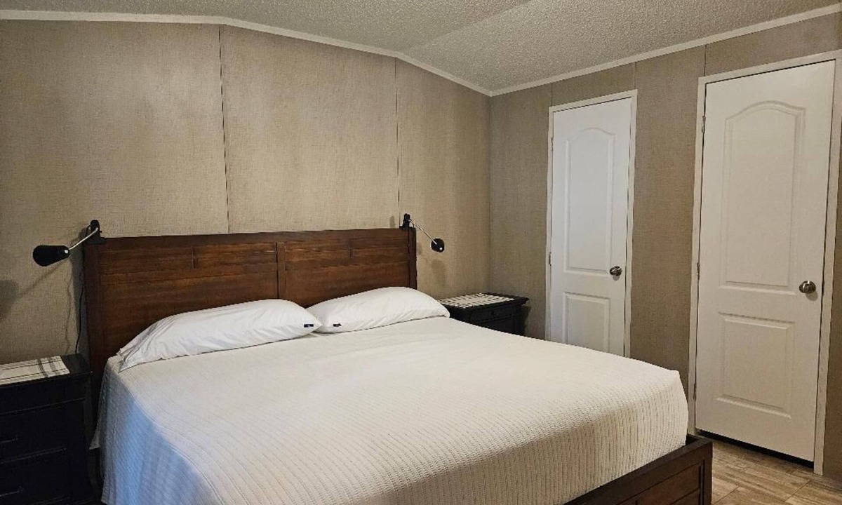 Shiner House | Cozy 2-bedroom Manufactured Home in lovely Shiner with AC comfort