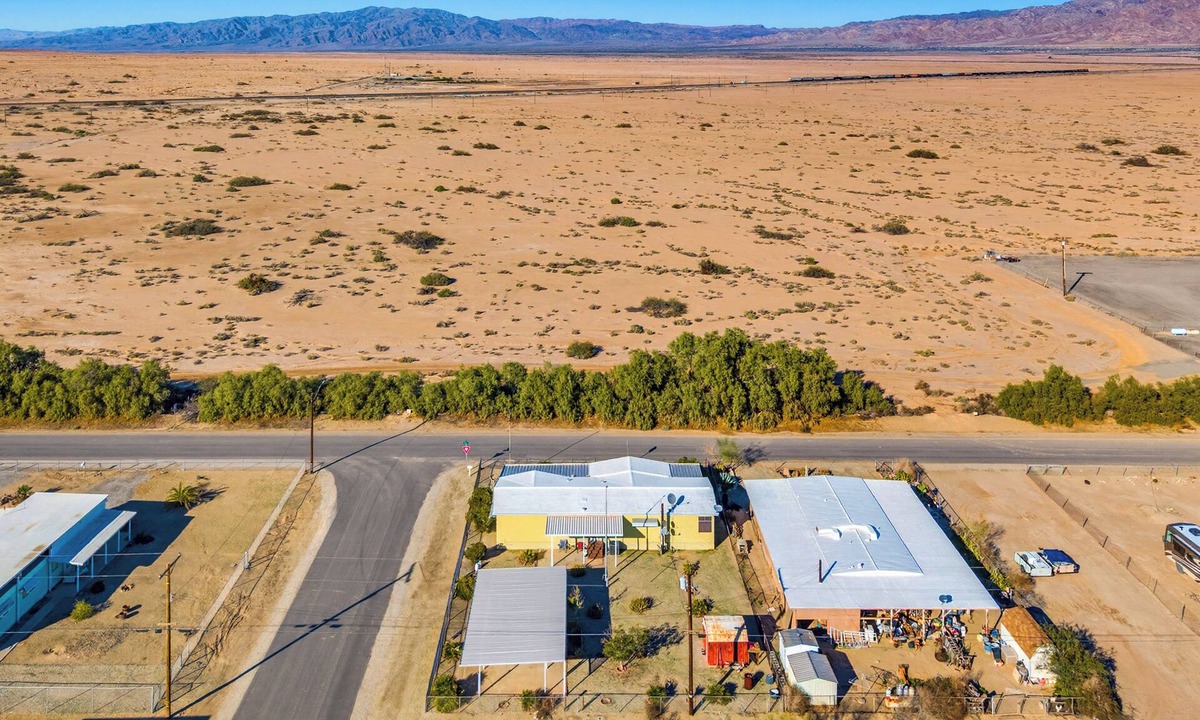 Bombay Beach House | Cozy 2-bedroom mobile home in terrific Bombay Beach with AC