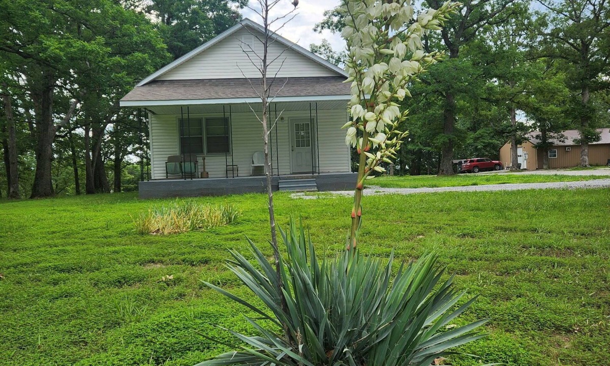Osceola Cabin | Cozy 2-bedroom Schoolhouse Cabin near Truman Lake access points