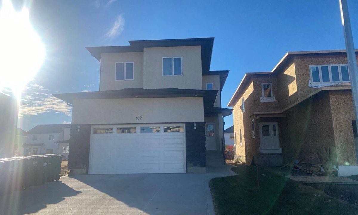 Saskatoon House | Cozy 2-Bedroom Suite in Aspen Ridge