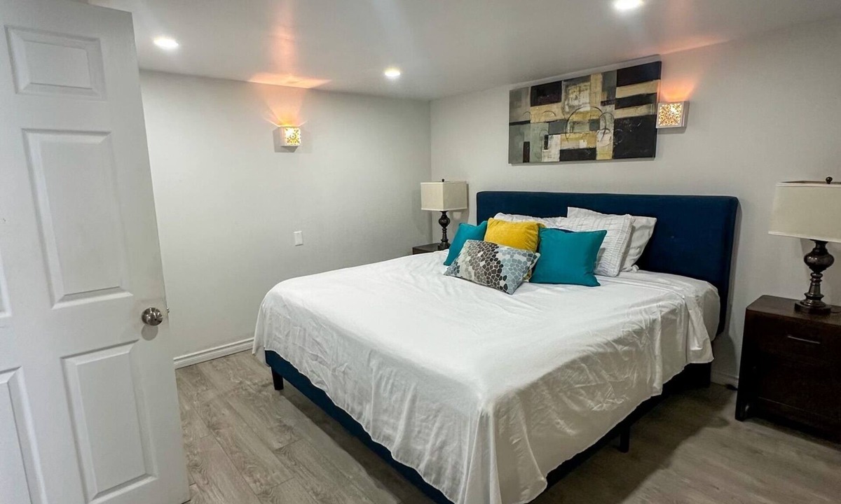 Oshawa House | Cozy 2 Bedroom Suite with fire pit and close to malls and restaurants
