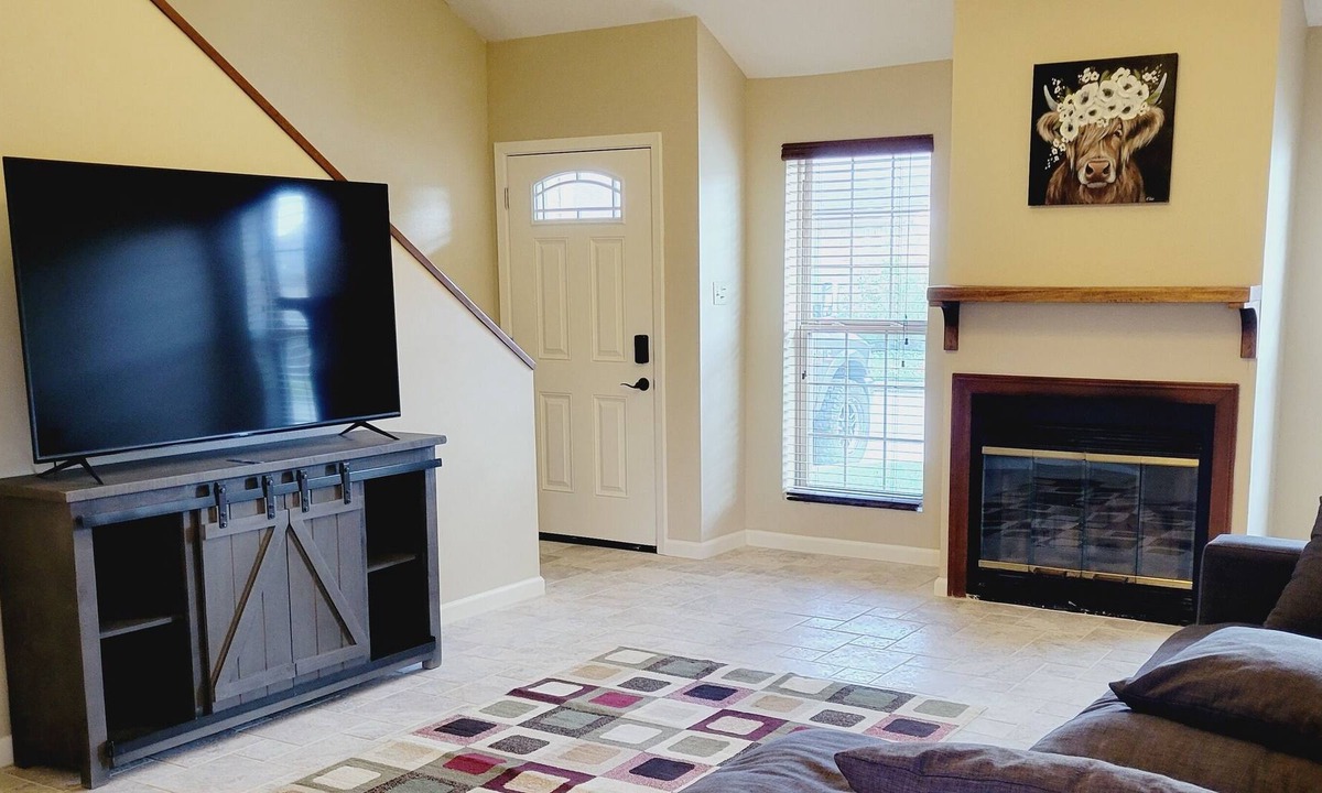 Voth House | Cozy 2 bedroom townhouse w/garage parking