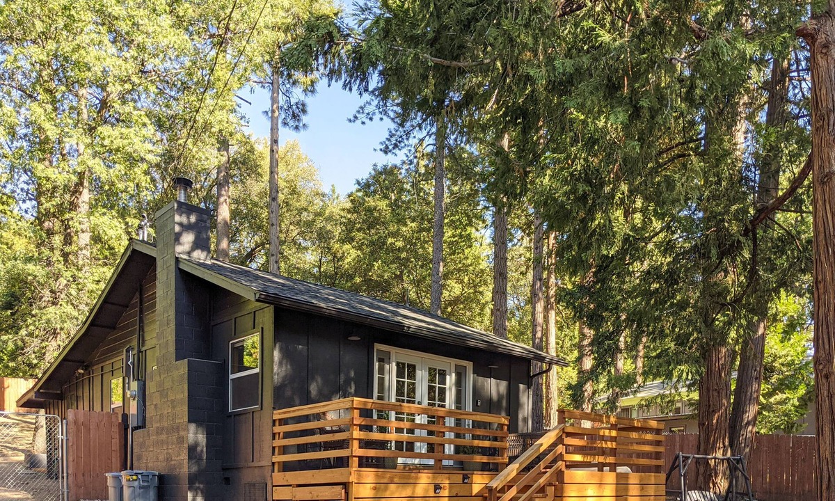 Pine Cove Cabin | Cozy 2 BR Cedar Mountain Retreat - Fireplace & Spa