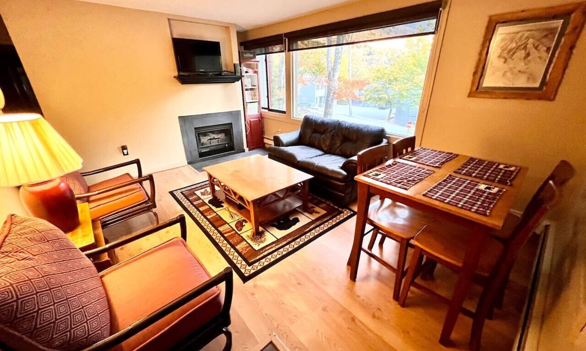 Lincoln Villa | Cozy 2 BR townhouse with Pool across from Loon Mtn