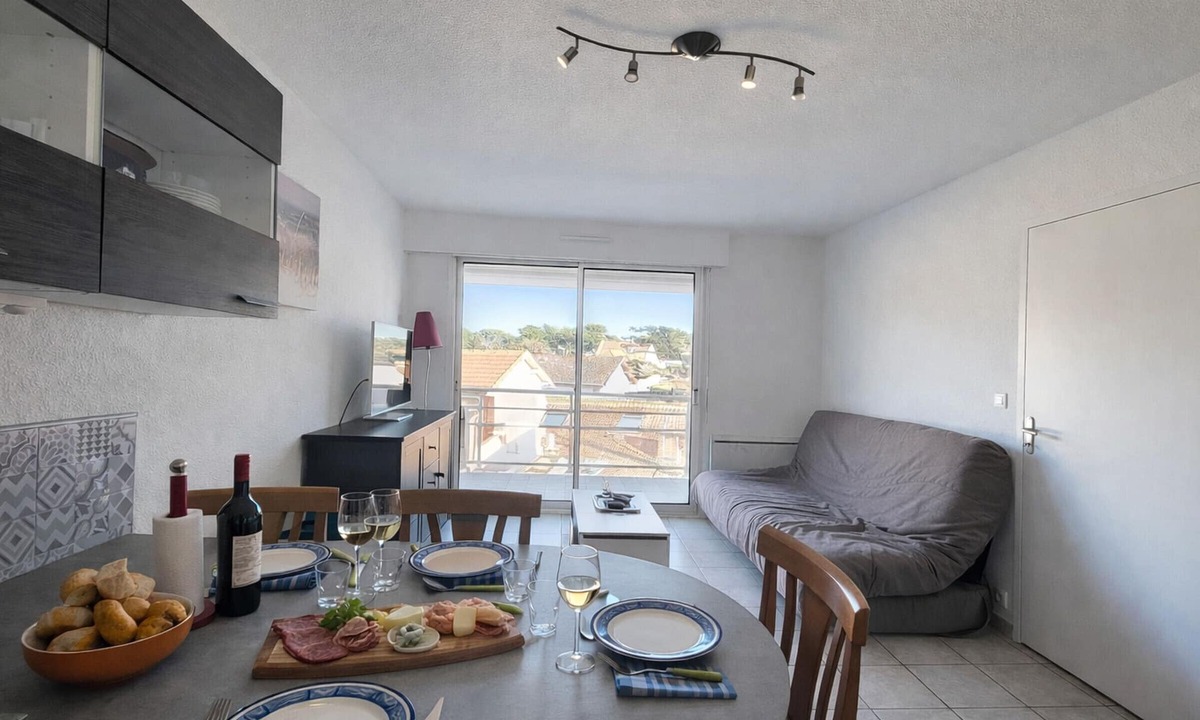 Saint-Brevin-l'Ocean Apartment | Cozy 2-Room Apartment Near Beach and Shops – Elevator, Balcony, and Modern Amenities