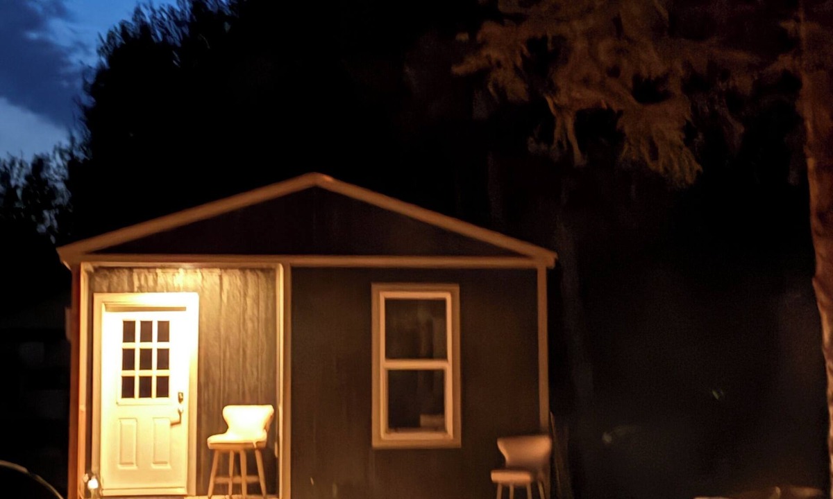 Selkirk Cabin | Cozy 2 room cabin viewing the water from your front deck.