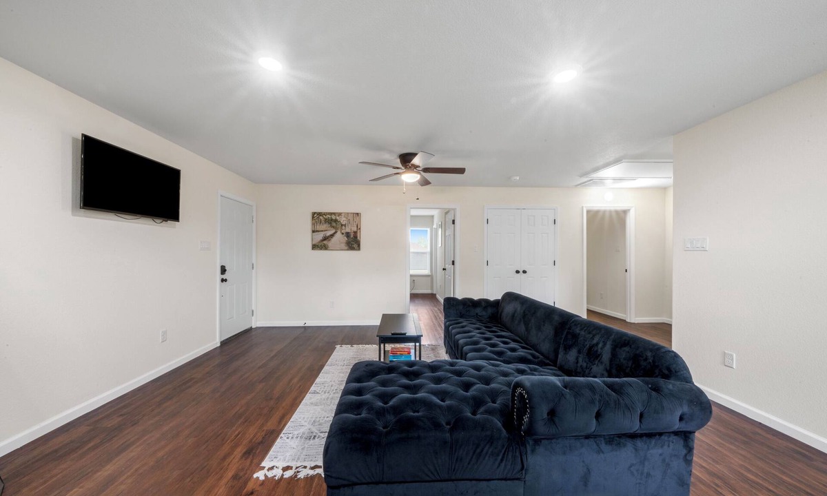 Central Southwest Condo | Cozy 2BD/2BA condo w/home office near NRG and Med Center
