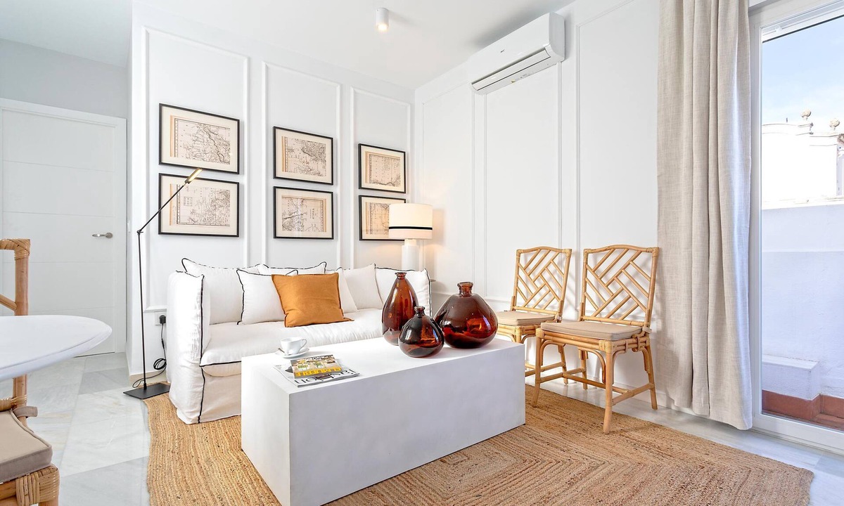 Distrito Centro Apartment | Cozy 2BD apartment near teatro romano. Claudio Marcelo