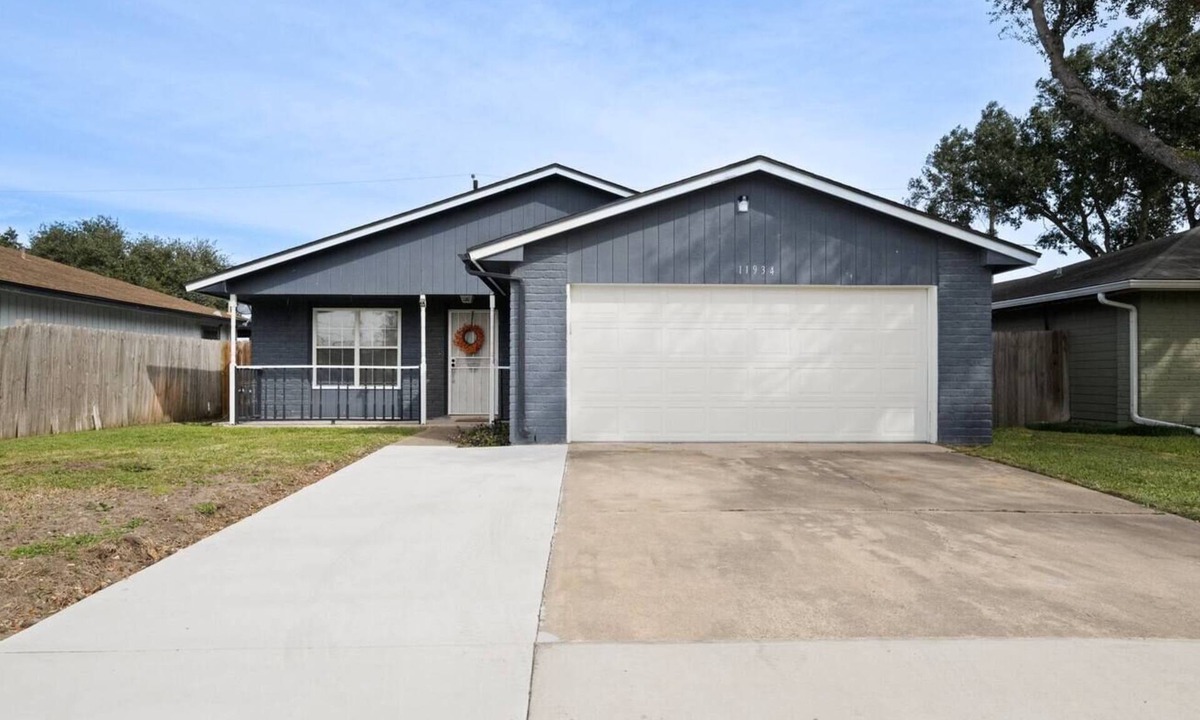 Calallen House | Cozy 2BDR 2 BA+Near Airport+Refineries+Extd Stays
