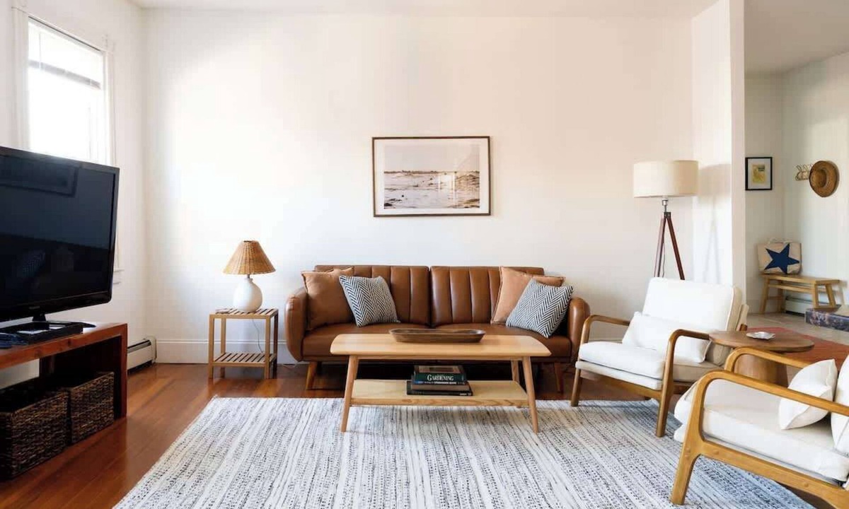 Off Broadway Apartment | Cozy 2BR/2BA Apt on Broadway