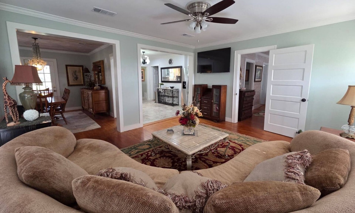 Carmine House | Cozy 2BR/2Bath House Near Round Top Venues Perfect Girls Trip WiFi + Parking