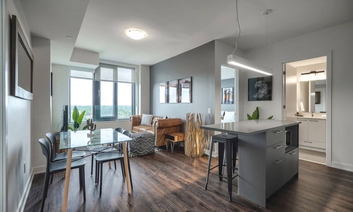 Mississauga Apartment | Cozy 2BR Apt with City Views, Near Lake Aquitaine