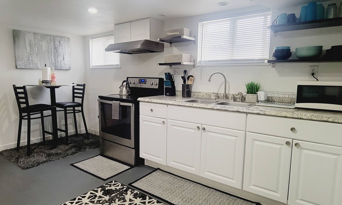 Brighton House | Cozy 2br bottom unit steps from Light Rail train