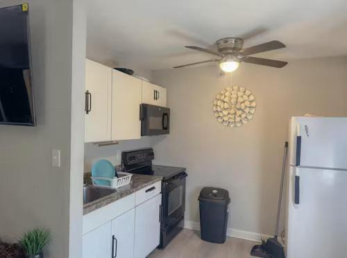 Norfolk Apartment | Cozy 2BR By Norfolk Base & Beach