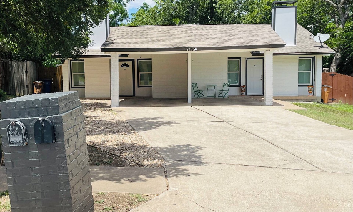 Parker Lane House | Cozy 2BR Duplex ★ AC & Heating ★ Minutes from Downtown Austin