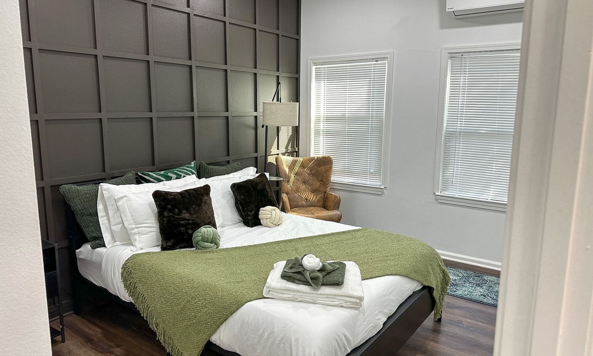 Florence-Graham House | Cozy 2BR Duplex in Downtown LAn