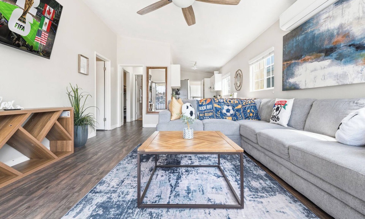 Lawndale House | Cozy 2BR Front House - 13 Min to SoFi LAX Sleeps 5